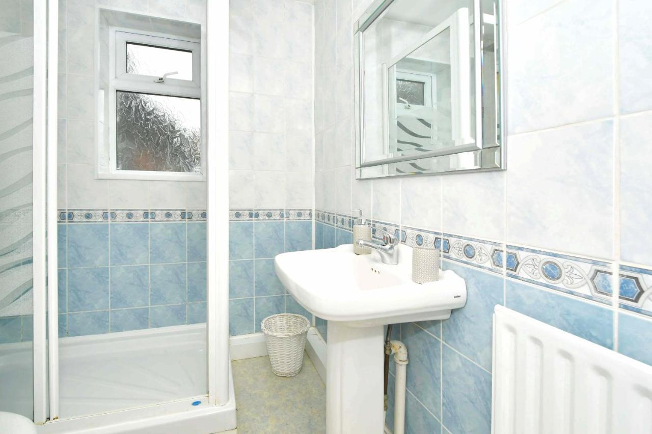 The Glade By Yourstays Huge Single Detached Holiday Home With Big Garden Newcastle-under-Lyme Exterior foto
