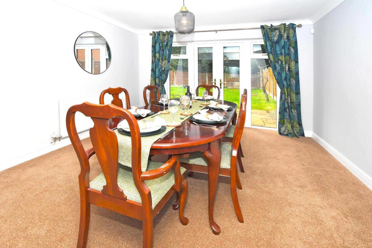The Glade By Yourstays Huge Single Detached Holiday Home With Big Garden Newcastle-under-Lyme Exterior foto